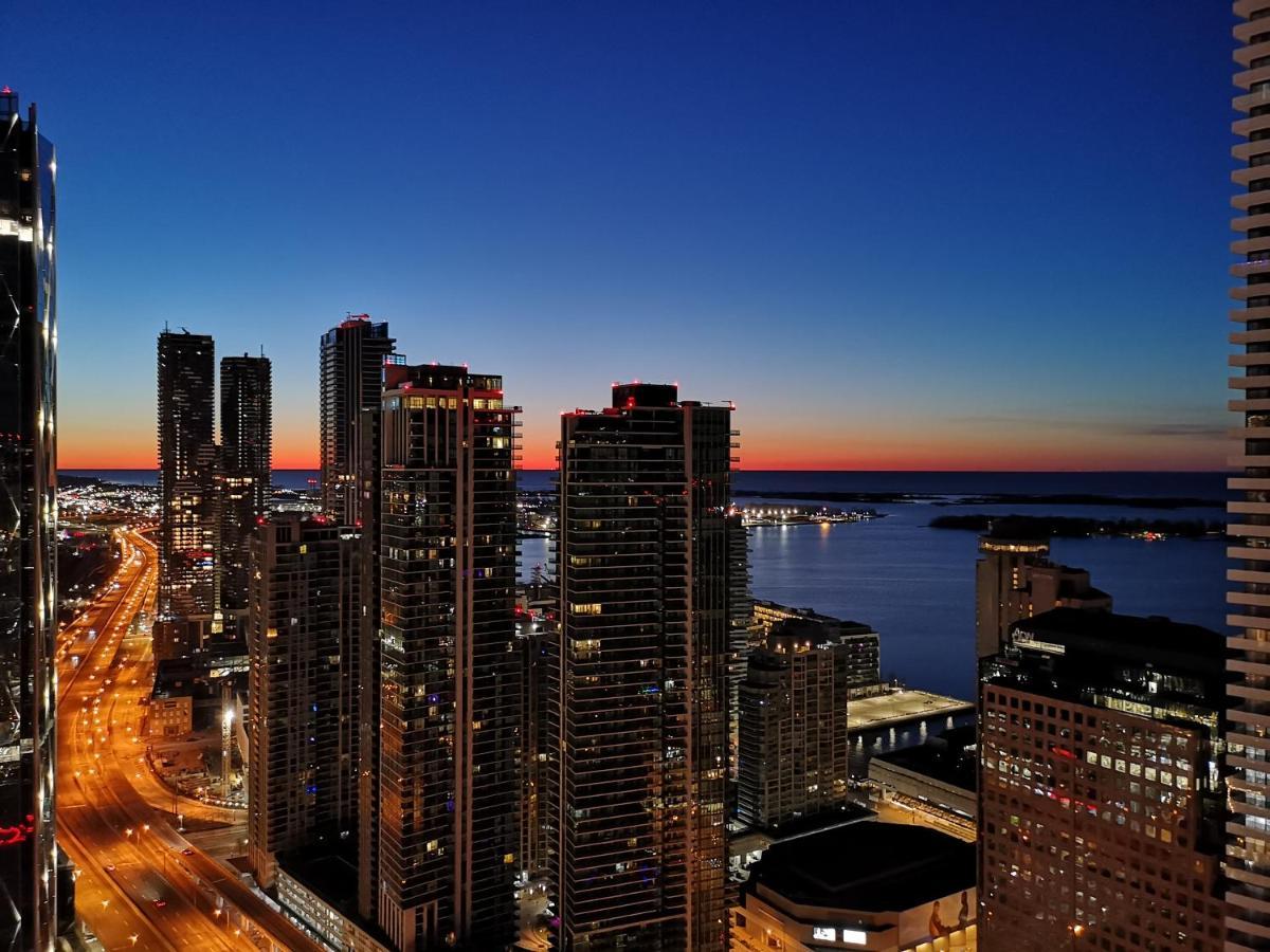 Luxury Downtown Toronto 2 Bedroom Suite With City And Lake Views And Free Parking Dış mekan fotoğraf