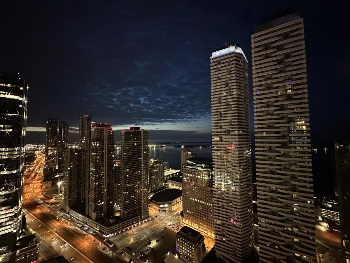 Luxury Downtown Toronto 2 Bedroom Suite With City And Lake Views And Free Parking Dış mekan fotoğraf