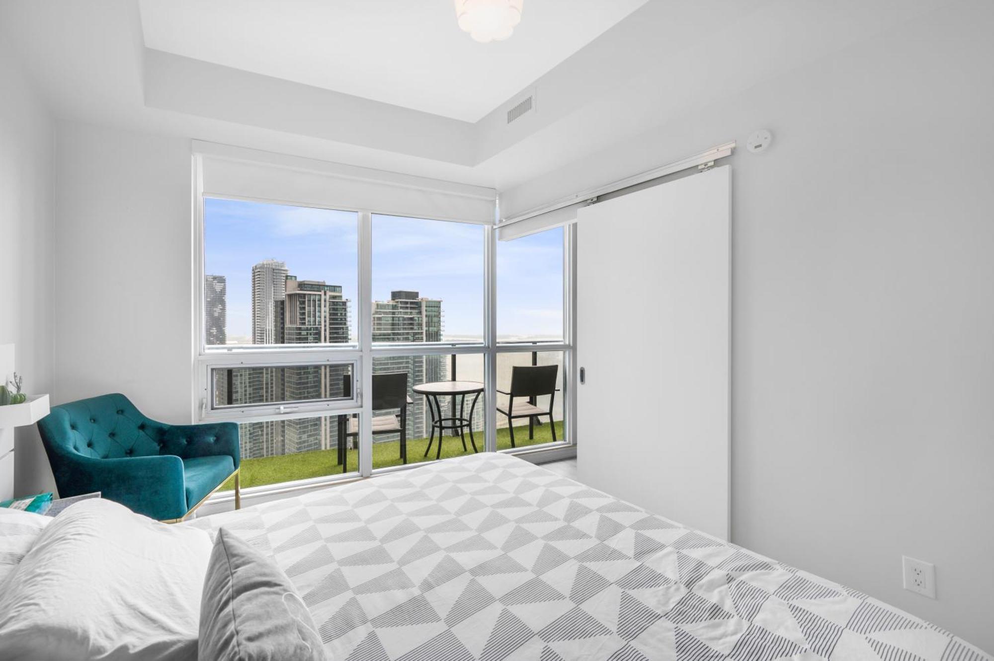 Luxury Downtown Toronto 2 Bedroom Suite With City And Lake Views And Free Parking Dış mekan fotoğraf