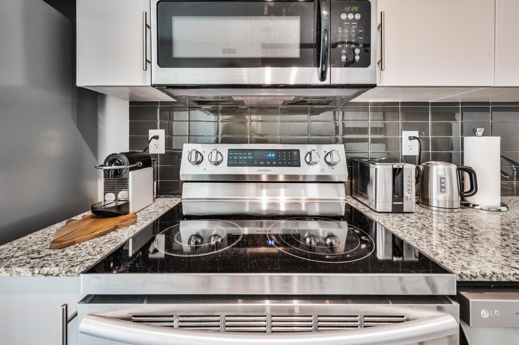 Luxury Downtown Toronto 2 Bedroom Suite With City And Lake Views And Free Parking Dış mekan fotoğraf